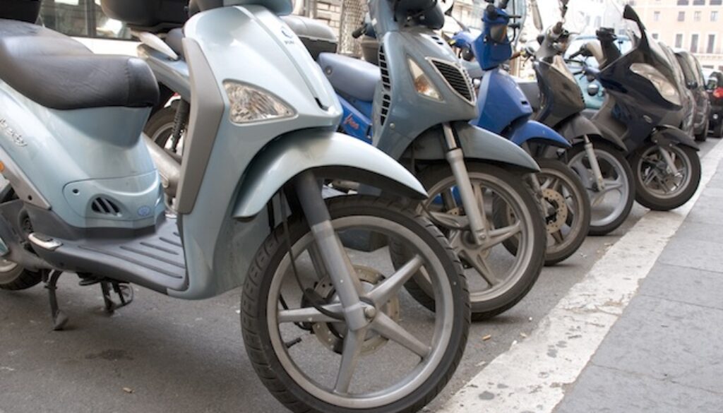 Rubano dai bauletti degli scooter parcheggiati a San Paolo