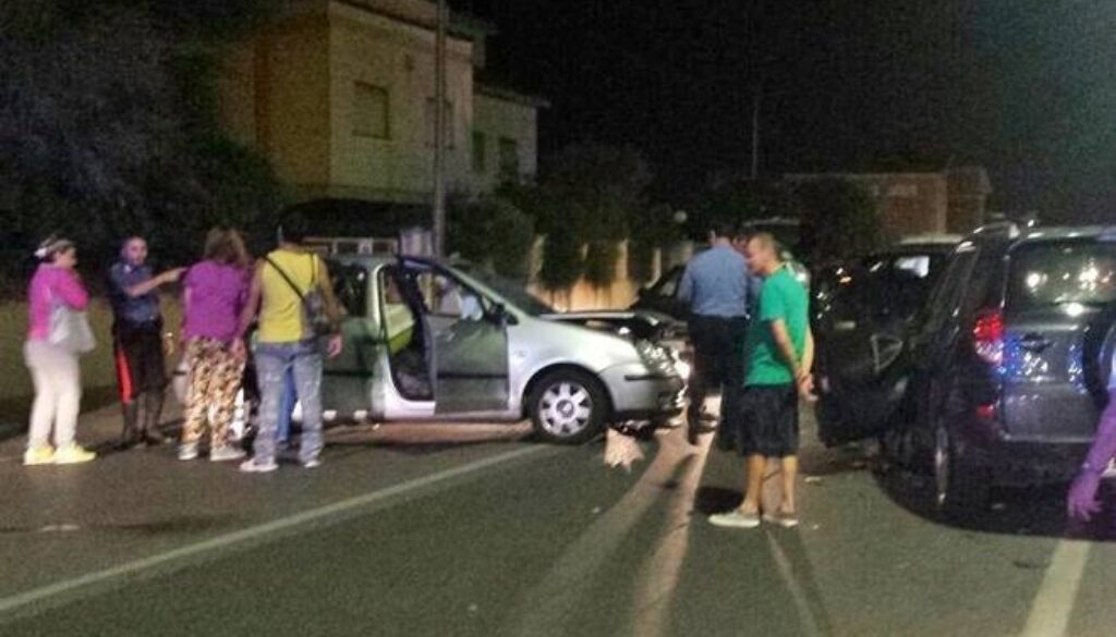 Scontro frontale tra due auto a Torvaianica
