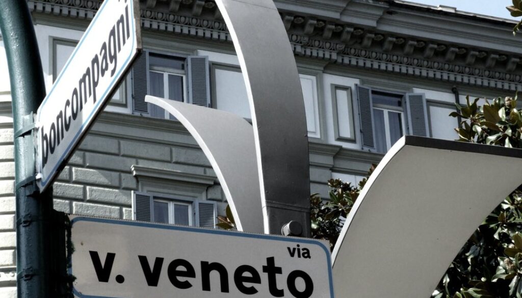 Scooter investe un uomo a via Veneto