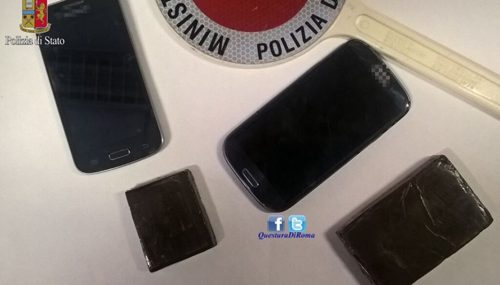 Si accorge della Polizia a Piramide e nasconde la droga in auto