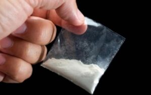 Si accorge della Polizia e getta un sacchetto di cocaina alla Magliana