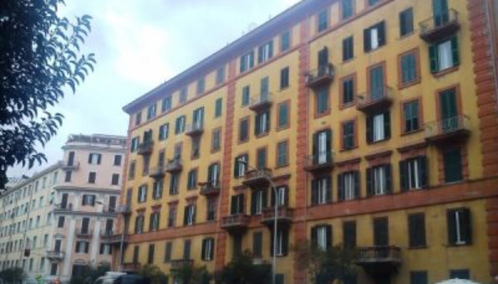 Sorprese a scassinare la porta di una casa a San Giovanni