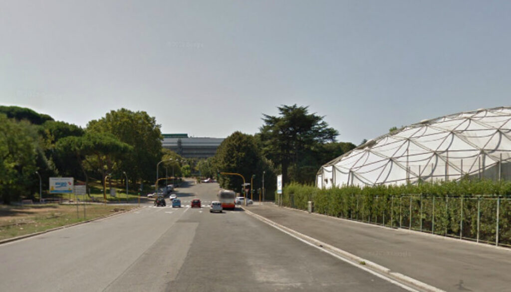 Tampona un'auto all'Eur e prende a sprangate due giovani
