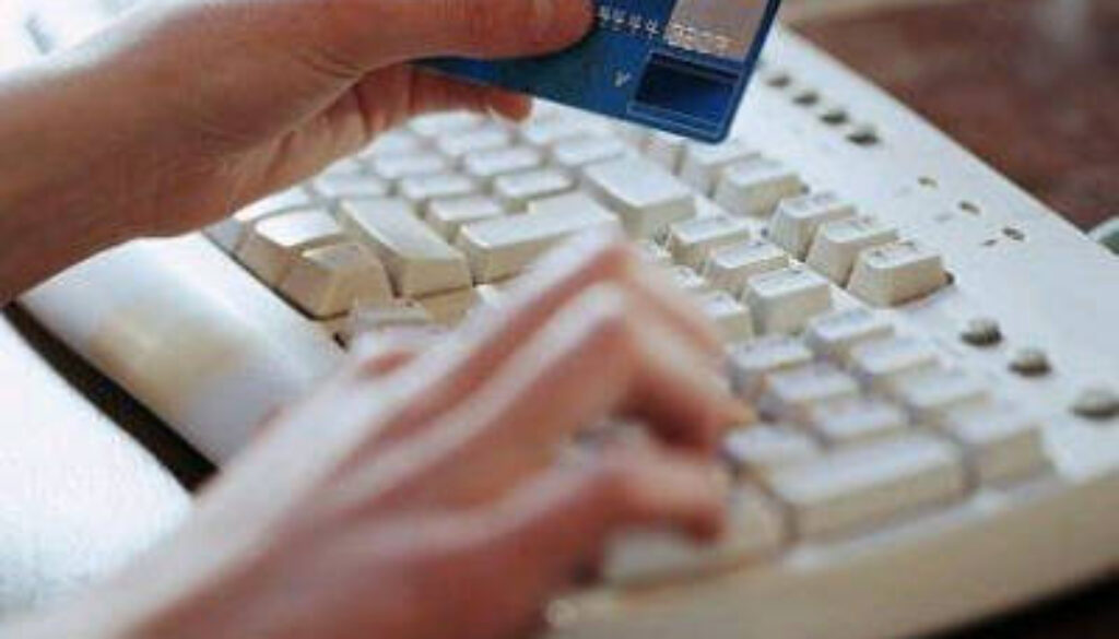 Truffava i turisti con la sua agenzia di viaggi a Termini