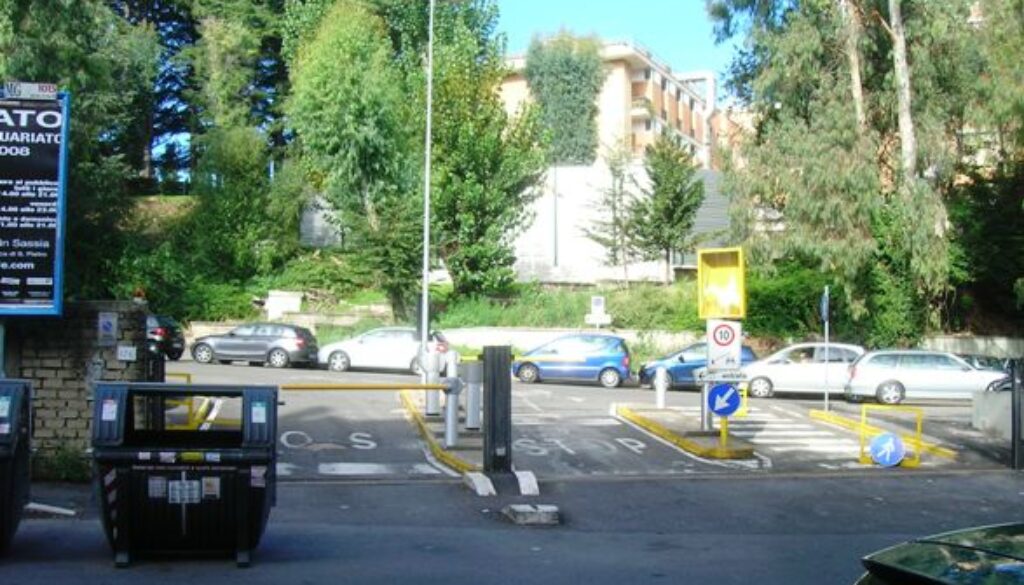 auto in fuga dalla Polizia travolge scooter sulla Cassia