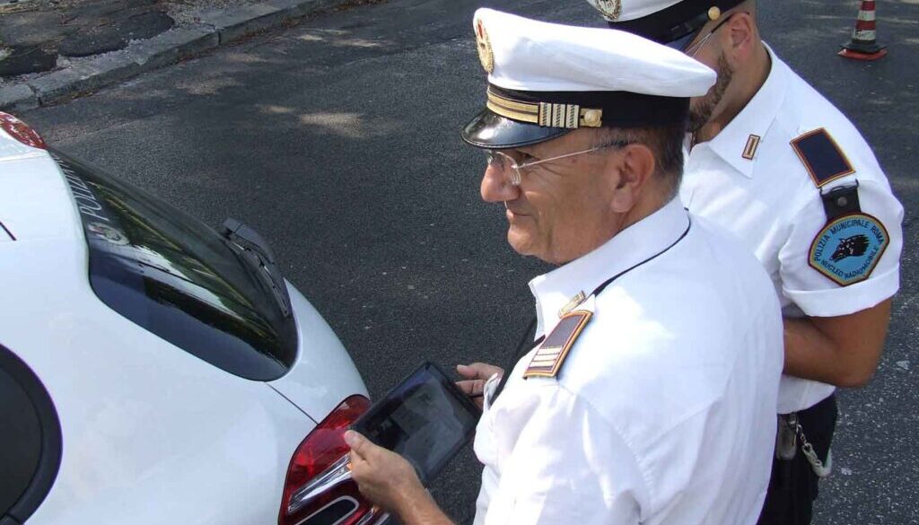 controlli a tappeto dei vigili lungo via Casilina
