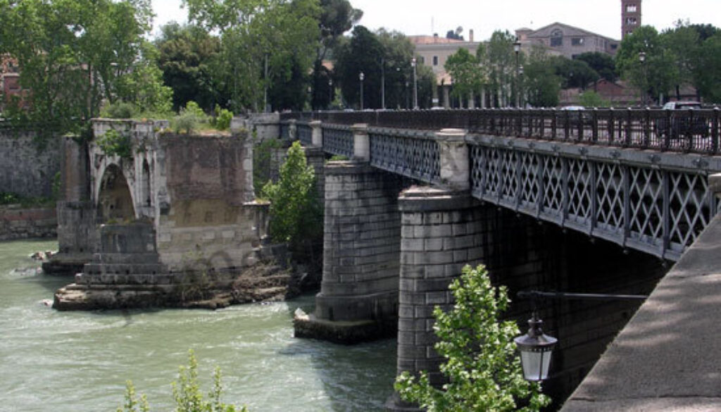 donna tenta il suicidio lanciandosi nel Tevere dal Ponte Palatino
