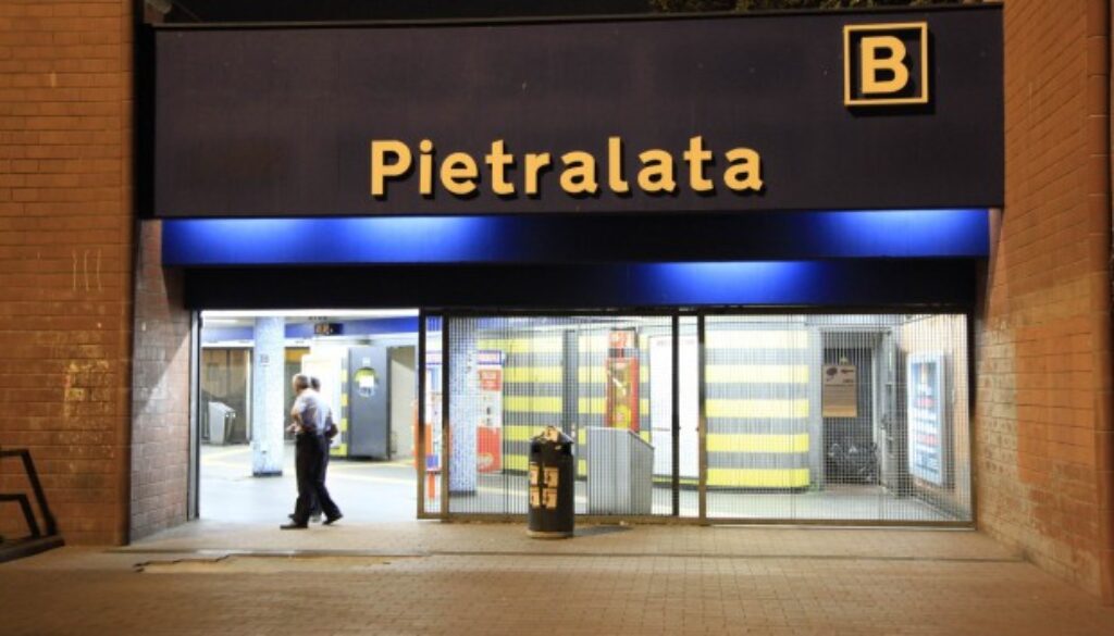 ruba il cellulare a un uomo nella stazione Pietralata della Metro B