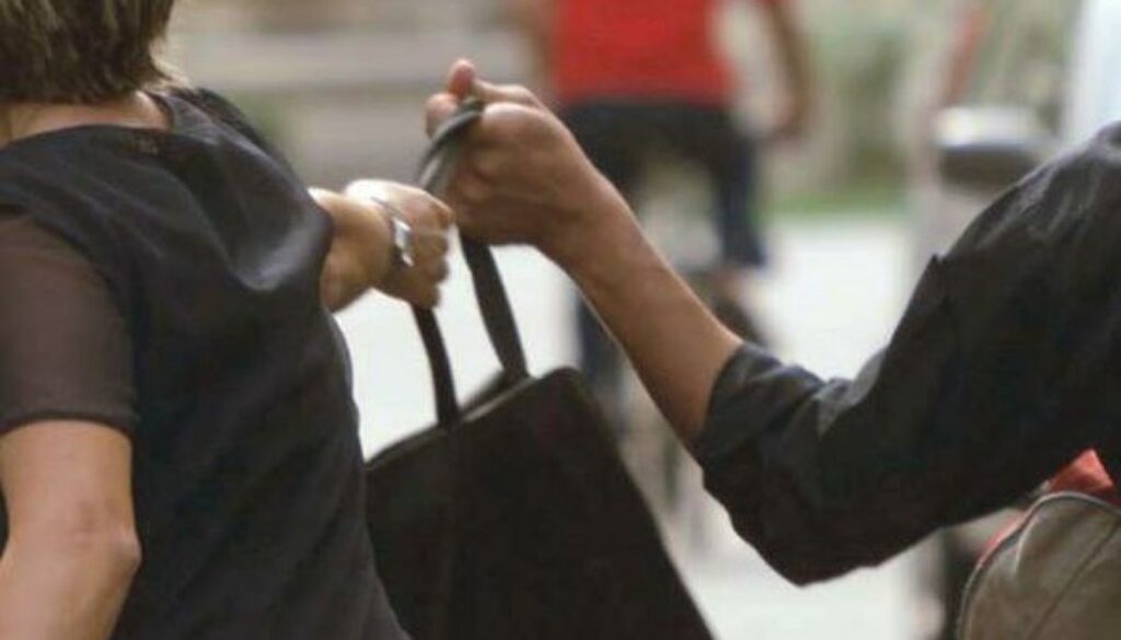 scippano e fanno cadere un'anziana a Colli Aniene