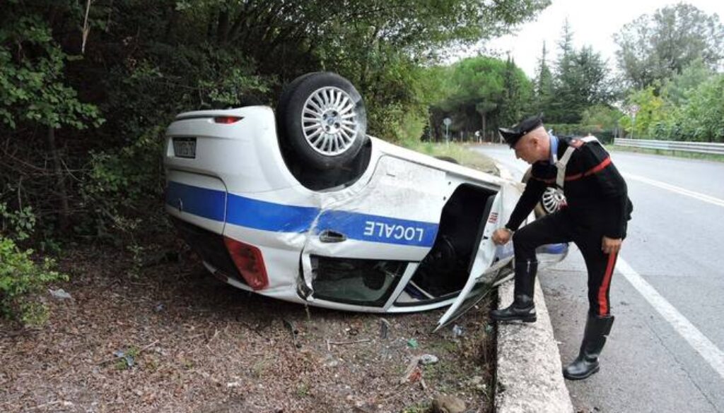 Auto dei vigili di Segni si ribalta