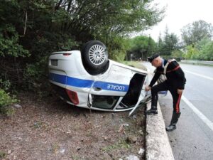 Auto dei vigili di Segni si ribalta