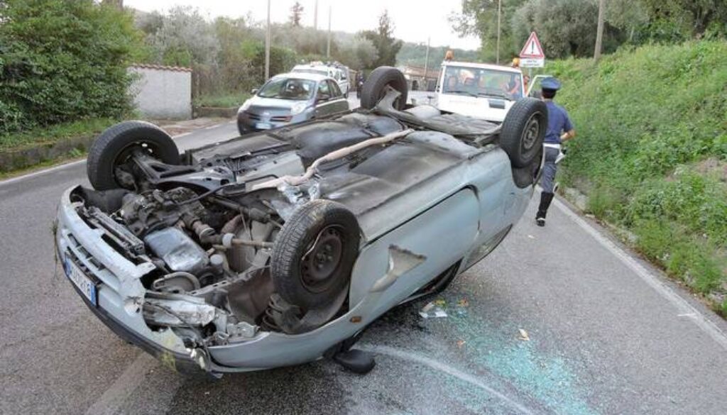 Auto si ribalta a Genzano