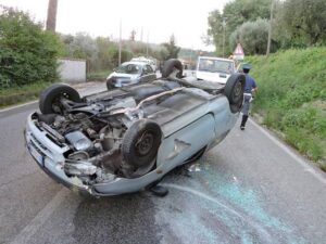 Auto si ribalta a Genzano