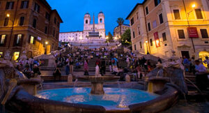 Bevono birra sulla scalinata di piazza di Spagna