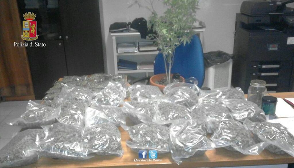 Buttano la droga dal balcone dopo essere stati scoperti a Tomba di Nerone