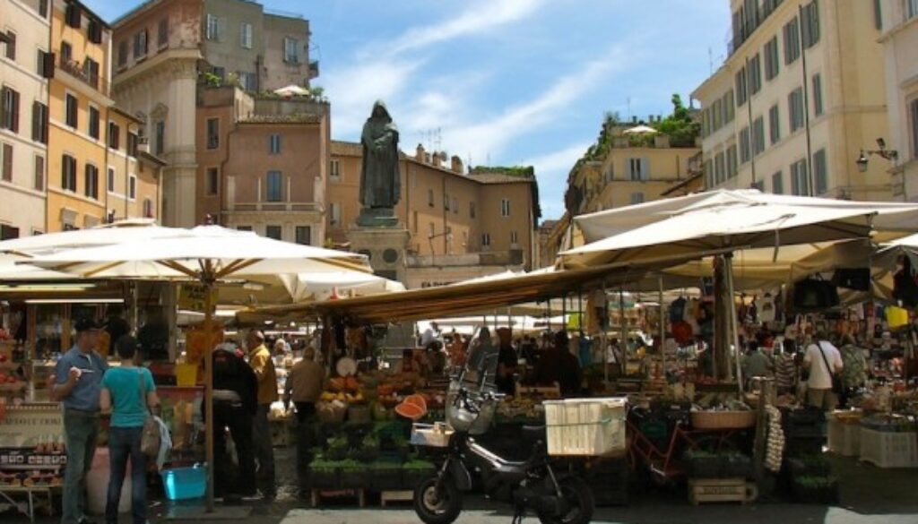 Controlli dei vigili al mercato di Campo de' Fiori