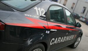 Evade dai domiciliari e minaccia i passanti con un coltello a Passoscuro