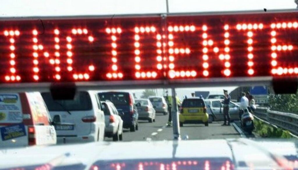 Fuggono dalla Polizia e provocano due incidenti sul GRA