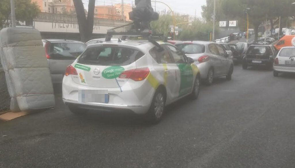 Google Car sorpresa in doppia fila a San Paolo