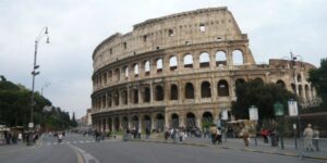 Guida turista e spacciatore davanti al Colosseo