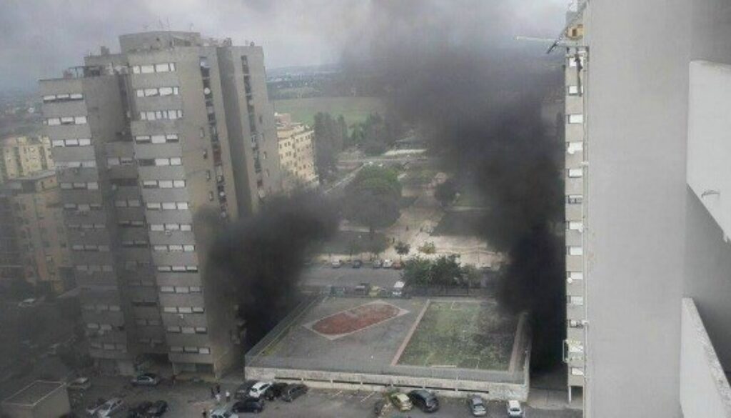 Incendio in un garage a Tor Bella Monaca