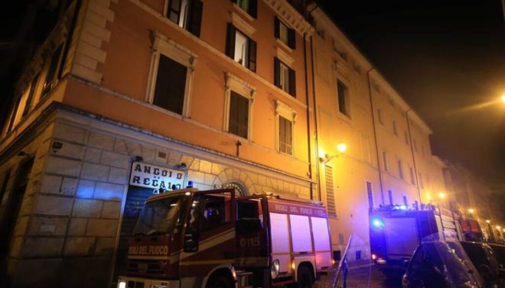 Incendio nella notte in una casa di via di Ripetta
