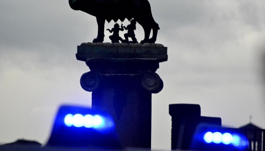 Mafia Roma, la lupa capitolina vista attraverso le luci di un mezzo dei Carabinieri