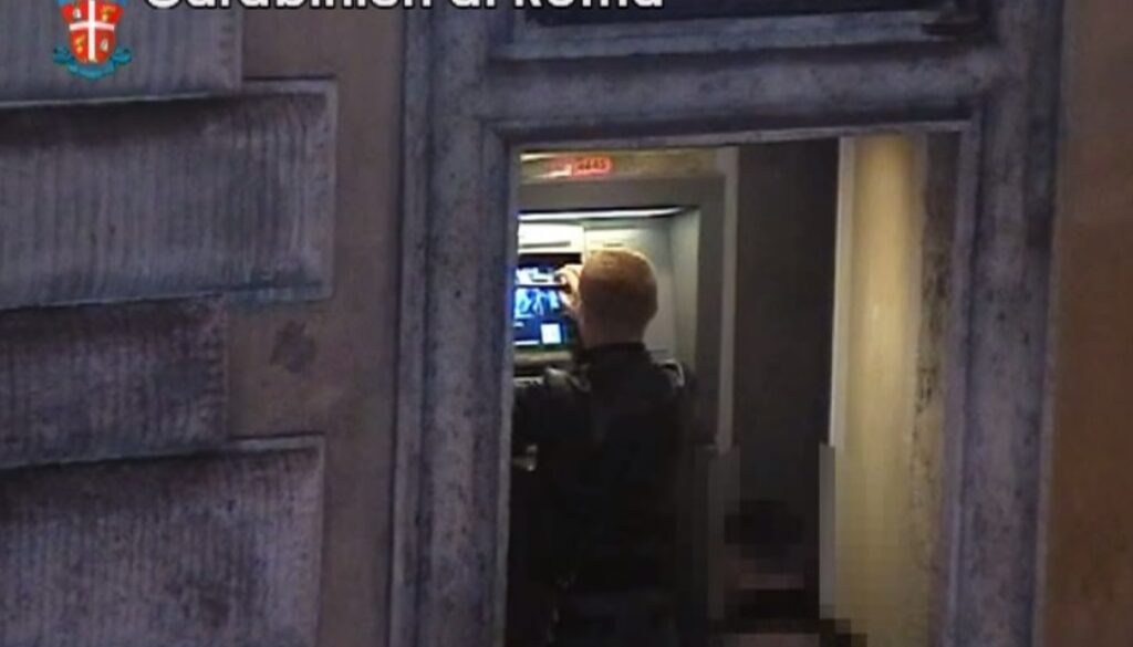 Manomette un bancomat a via Nazionale per clonare le carte