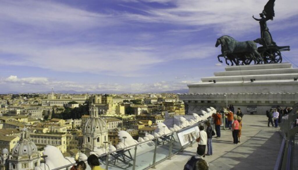 Minaccia di buttarsi dal Vittoriano