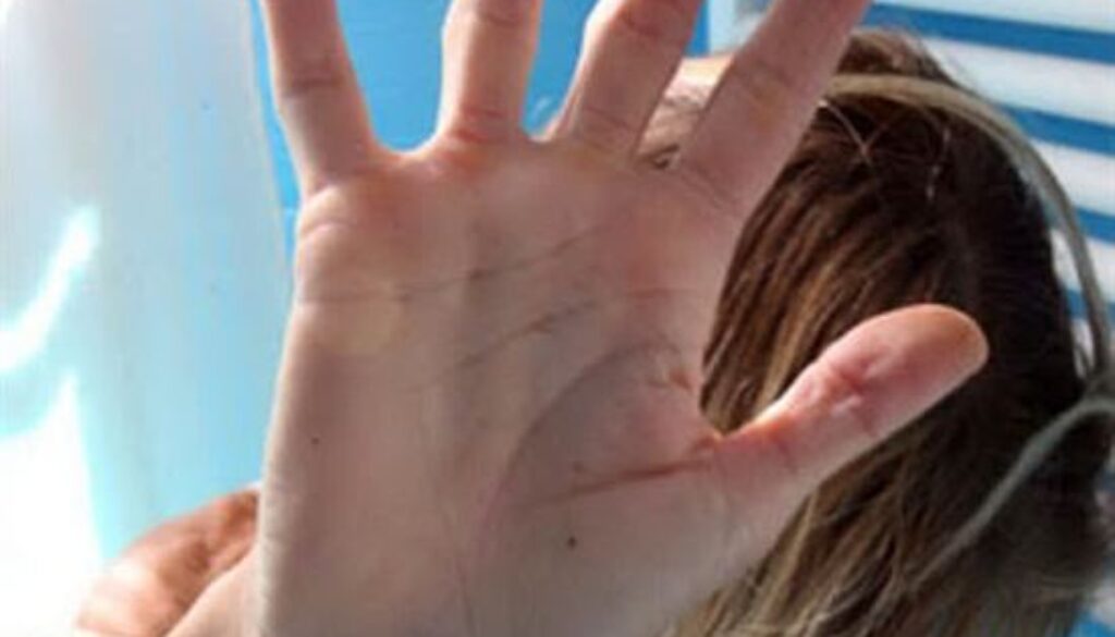 Molestava e picchiava figlia e nipote al Tuscolano