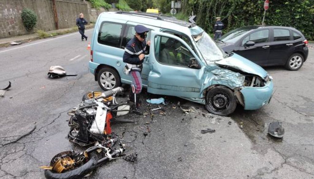 Moto contro auto a Genzano
