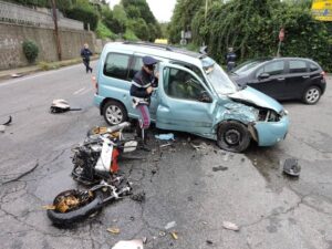 Moto contro auto a Genzano