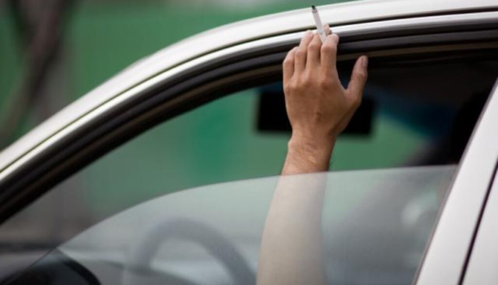 Multa per chi fuma in auto
