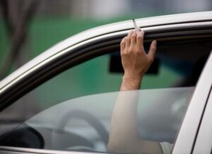 Multa per chi fuma in auto