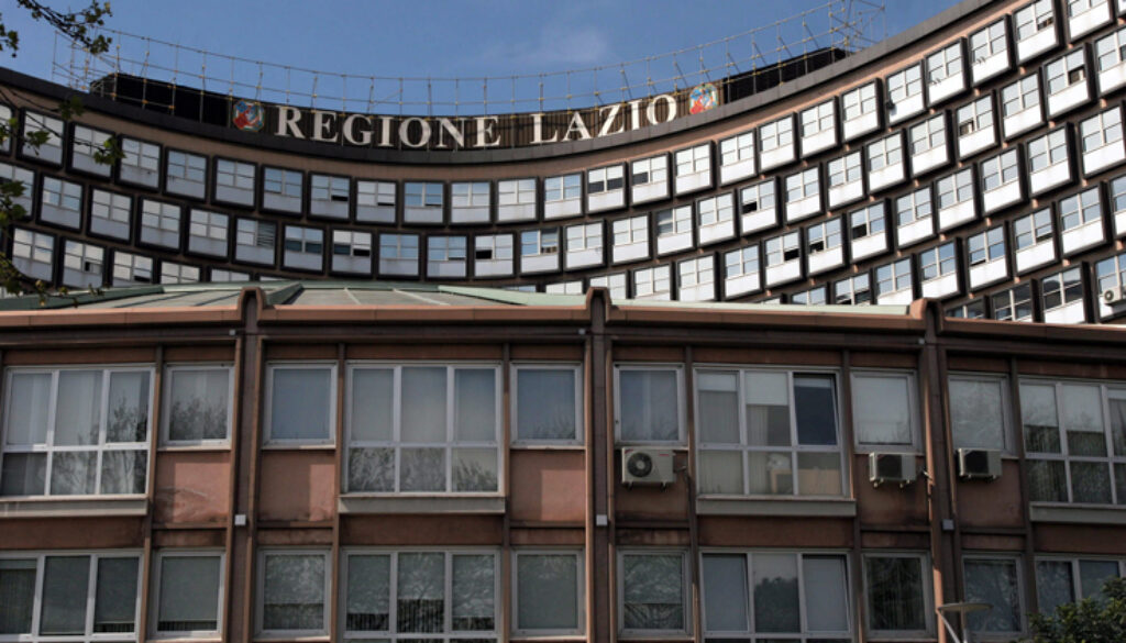Operaio cade dal palazzo della Regione Lazio sulla Colombo