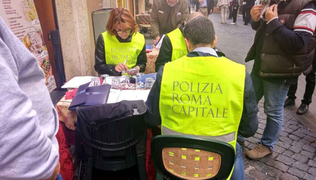 Operazione dei vigili al Pantheon contro i tavolini selvaggi