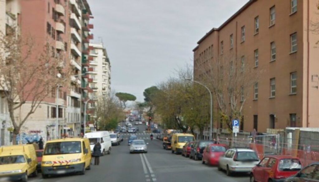 Palpeggia una ragazza a una fermata dell'autobus a Ponte Lungo