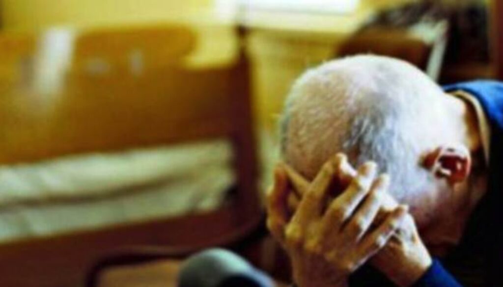 Picchia il padre anziano e malato a Casal Bruciato