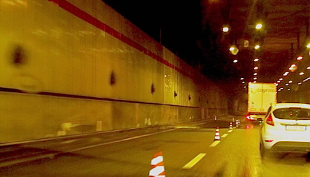 Riaperta la Galleria Appia dopo l'incendio di un'auto