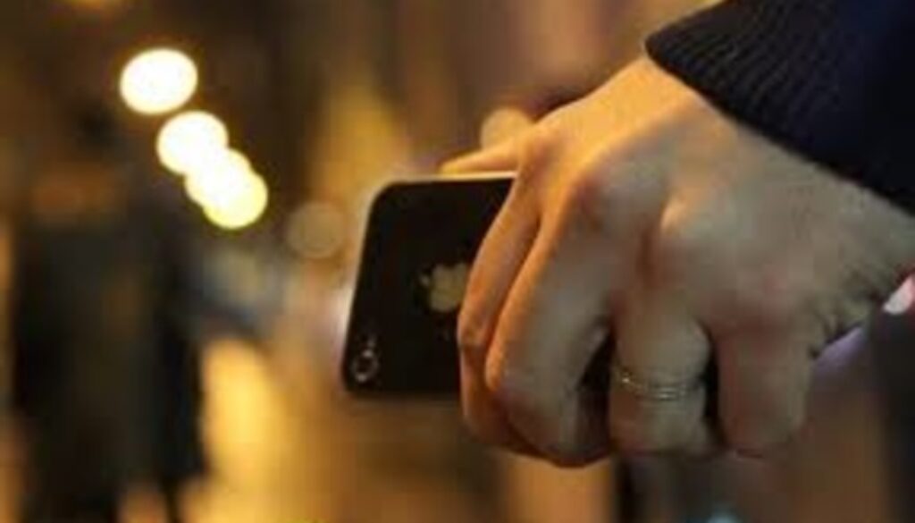 Ruba un cellulare al Pigneto