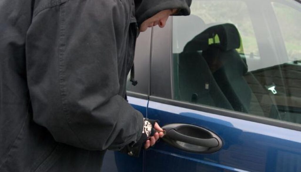 Rubano dalle auto parcheggiate ai Parioli