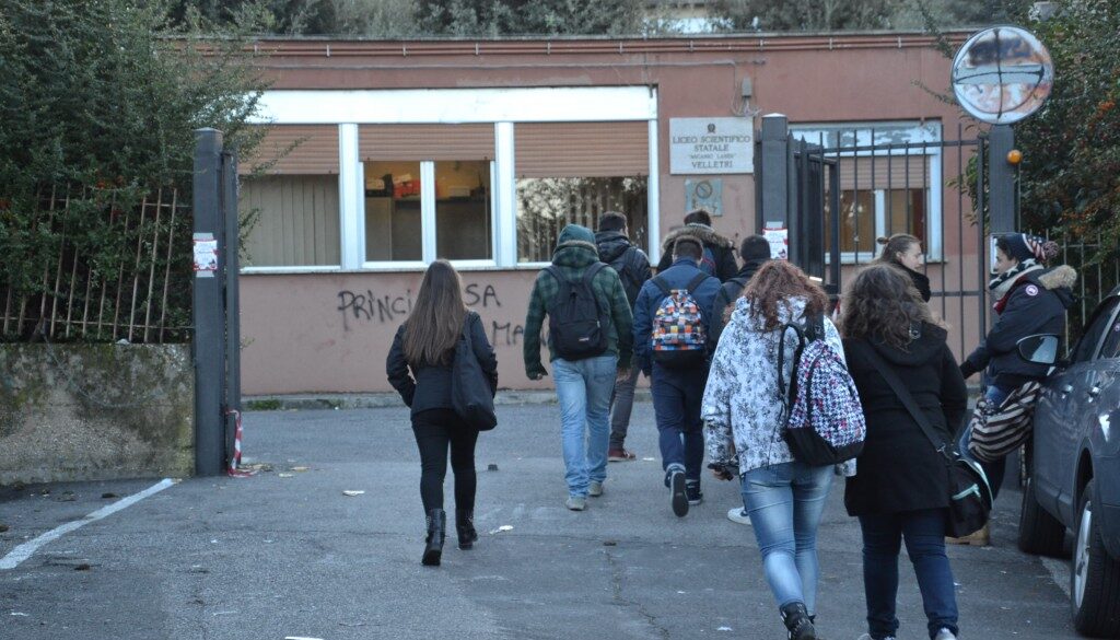 Rubano e devastano un liceo di Velletri