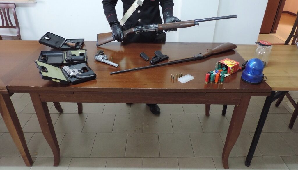 Scoperte armi e bombe in una casa ad Ardea