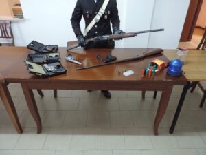 Scoperte armi e bombe in una casa ad Ardea