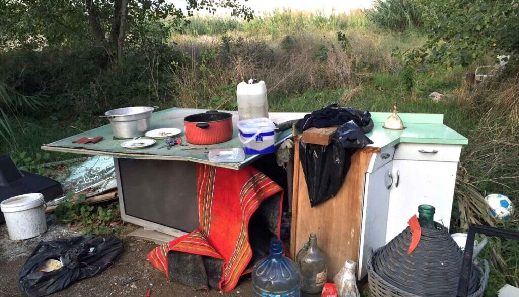 Sgomberate 31 baracche abusive sul Tevere all'altezza del Gazometro Sgomberate 31 baracche abusive sul Tevere all'altezza del Gazometro