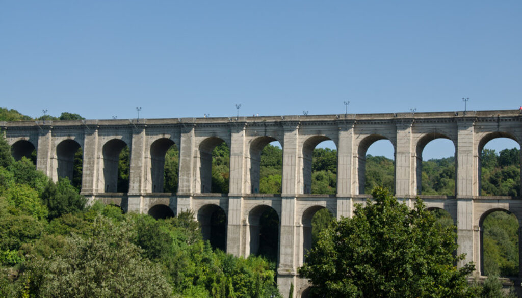 Si lancia nel vuoto dal ponte di Ariccia