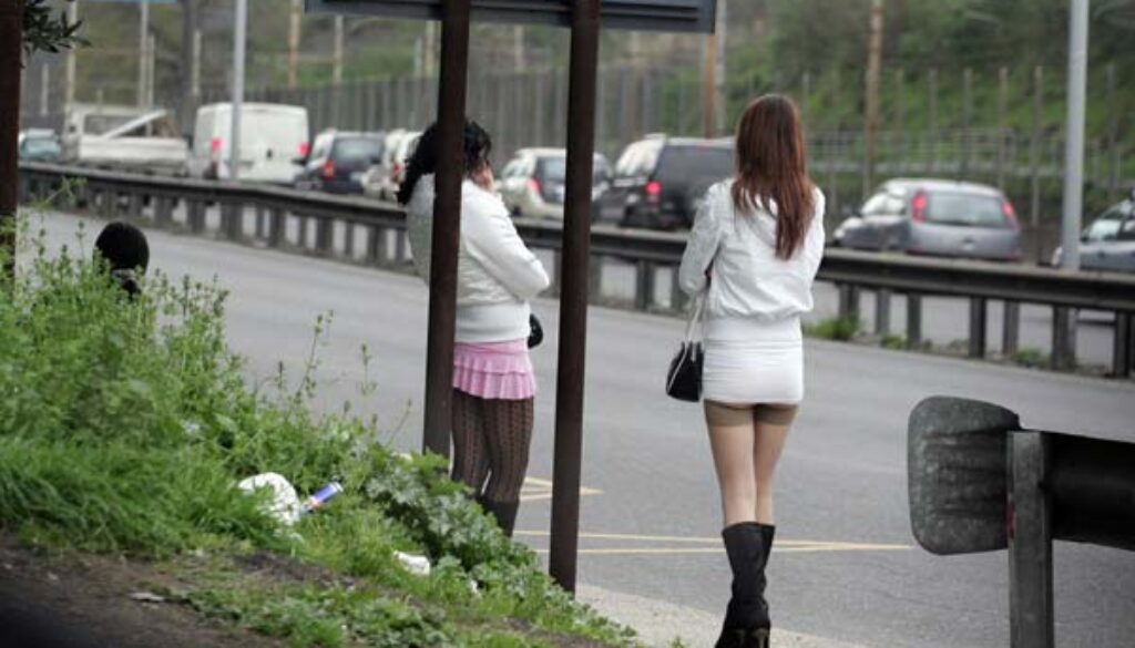 Si prostituiva davanti a una scuola al Collatino