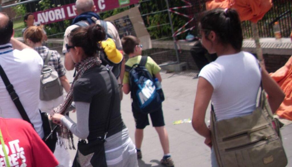 Si travestono da studentesse in gita e derubano i turisti ai Fori Imperiali