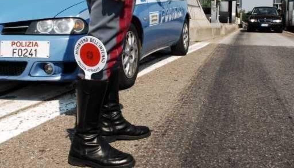 Spacciatore inseguito a 200 all'ora sull'A1