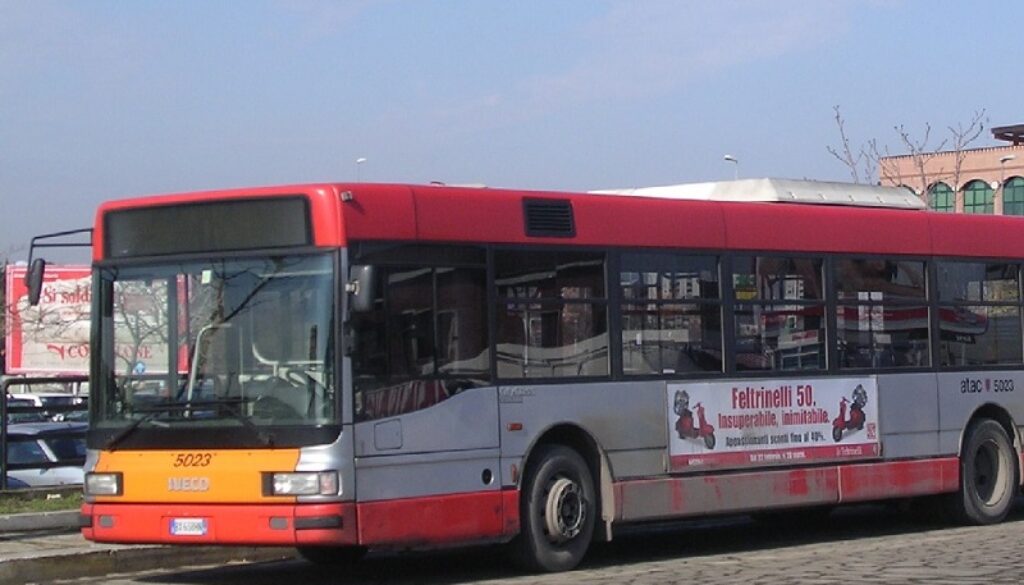 aggrediscono disabile su un autobus